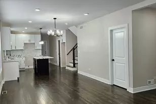 8548 S Essex Ave, Chicago, IL 60617 - Photo 5