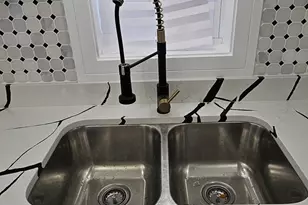 8548 S Essex Ave, Chicago, IL 60617 - Photo 7