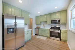 305 E Country Dr, Bartlett, IL 60103 - Photo 3