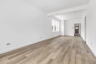 8528 S Escanaba Ave, Chicago, IL 60617 - Photo 5