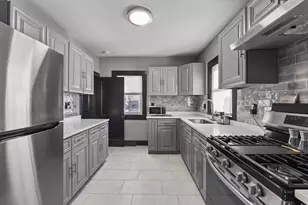 819 N Ash St, Waukegan, IL 60085 - Photo 11