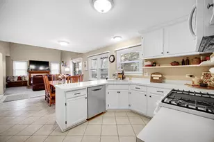 204 Wildwood Dr, North Aurora, IL 60542 - Photo 7