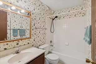 419 N Thornwood Dr, McHenry, IL 60050 - Photo 15