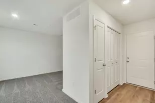 577 Yosemite Wy, Mundelein, IL 60060 - Photo 3