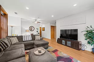 550 W Surf St, Chicago, IL 60657 - Photo 5
