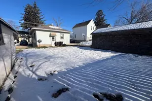 519 E Empire St, Freeport, IL 61032 - Photo 9