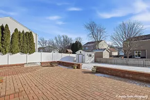 443 E Stockton Ct, Round Lake Beach, IL 60073 - Photo 5