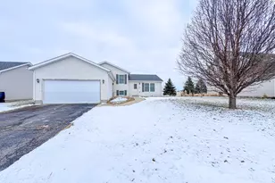 424 N Aspen Dr, Cortland, IL 60112 - Photo 1