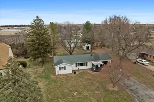 517 Sunrise Dr, Chenoa, IL 61726 - Photo 3