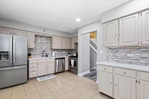 33W067 Bonnie St, Saint Charles, IL 60174 - Photo 5