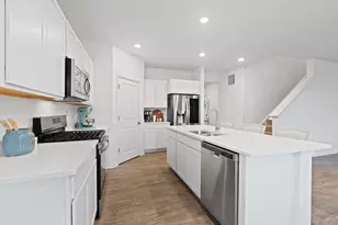 696 Kentshire Cir, Elgin, IL 60124 - Photo 7