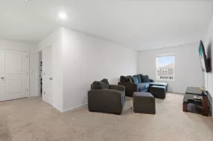 696 Kentshire Cir, Elgin, IL 60124 - Photo 13