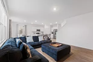 696 Kentshire Cir, Elgin, IL 60124 - Photo 11