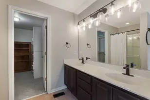 2020 Spring Creek Ln, McHenry, IL 60050 - Photo 9