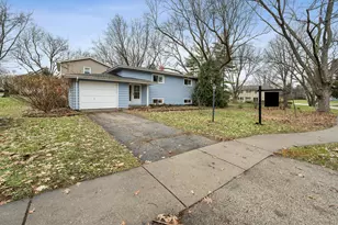 418 Glen Garry Rd, Cary, IL 60013 - Photo 1