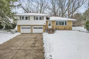 612 Russell Rd, Dekalb, IL 60115 - Photo 1