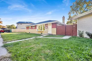 11257 S Pacific Dr, Worth, IL 60482 - Photo 1