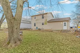 108 W Maple St, Roberts, IL 60962 - Photo 3
