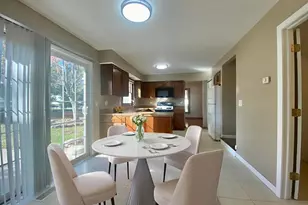 30 Wildwood Dr, Roselle, IL 60172 - Photo 5