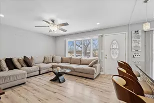 128 McCabe Dr, Streamwood, IL 60107 - Photo 3