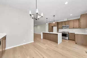 30W136 Wheeler Cir, Warrenville, IL 60563 - Photo 5