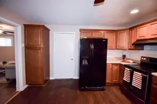 914 W Olive St, Bloomington, IL 61701 - Photo 9