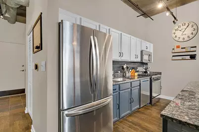 811 W 15th Place #610, Chicago, IL 60608 - Photo 9