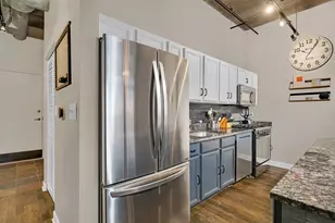 811 W 15th Pl, Chicago, IL 60608 - Photo 9