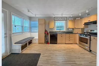 1126 W Stover Street, Freeport, IL 61032 - Photo 9