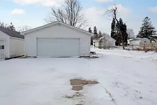 327 W Garfield St, Freeport, IL 61032 - Photo 3