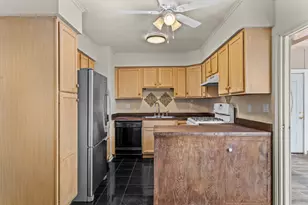 215 Mayfield Dr, Streamwood, IL 60107 - Photo 11