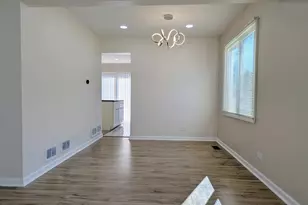 650 Shining Water Dr, Carol Stream, IL 60188 - Photo 5