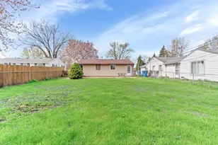 2322 Greengold St, Crest Hill, IL 60403 - Photo 3