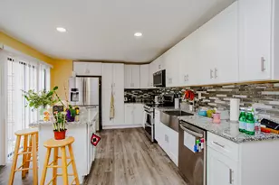 211 W Hanover Pl, Mount Prospect, IL 60056 - Photo 3