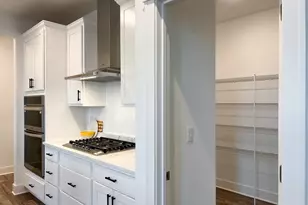 668 E Becker Pl, Sycamore, IL 60178 - Photo 3