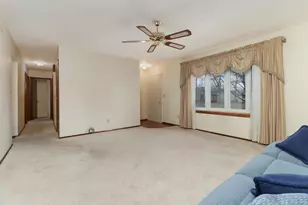 105 S Devonshire Dr, Bloomington, IL 61704 - Photo 9