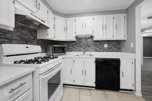 115 Millbrook Ln, Schaumburg, IL 60193 - Photo 3