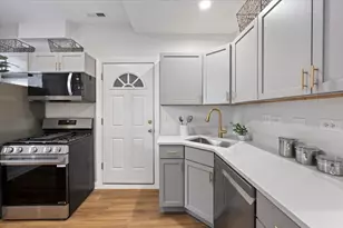 3806 W Belle Plaine Ave, Chicago, IL 60618 - Photo 11