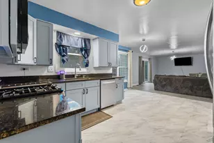681 Majestic Dr, Algonquin, IL 60102 - Photo 5