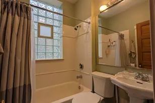 1402 W Belle Plaine Ave, Chicago, IL 60613 - Photo 23