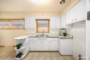 7657 W Gunnison St, Norridge, IL 60706 - Photo 5