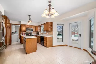 2477 W Downer Pl, Aurora, IL 60506 - Photo 11