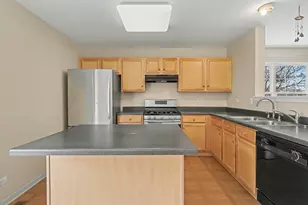 570 N Triumph Ct, Hainesville, IL 60073 - Photo 7