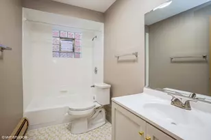 1022 Arnold Ct, Des Plaines, IL 60016 - Photo 9