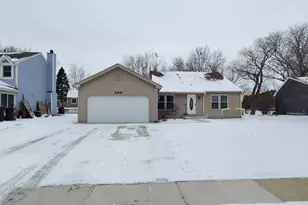 996 Hawthorne Dr, Crystal Lake, IL 60014 - Photo 1