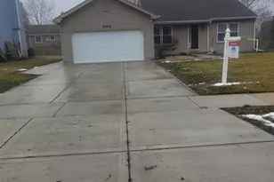 996 Hawthorne Dr, Crystal Lake, IL 60014 - Photo 1