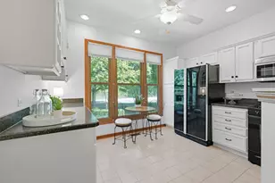 901 Heathrow Ln, Naperville, IL 60540 - Photo 9