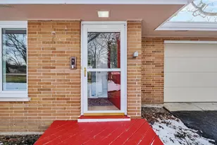 21W051 Woodview Dr, Itasca, IL 60143 - Photo 3