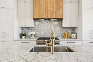 2246 W Lyndale St, Chicago, IL 60647 - Photo 11