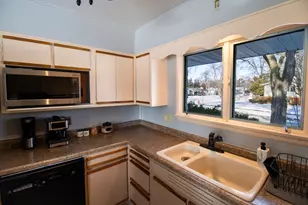 100 Warren Pl, Dekalb, IL 60115 - Photo 7